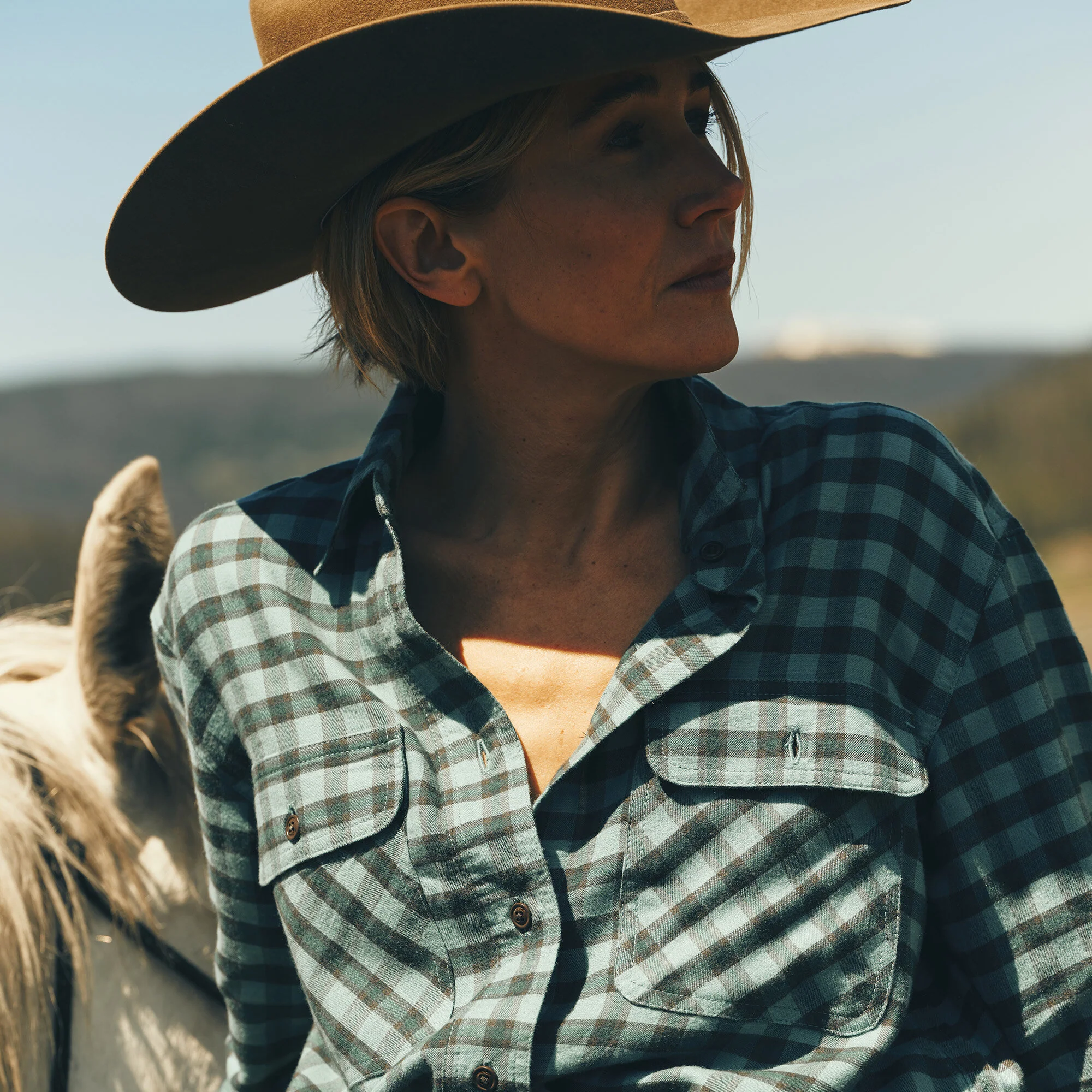 WOMEN’S GATHERED HEM SHIRT - Image 4